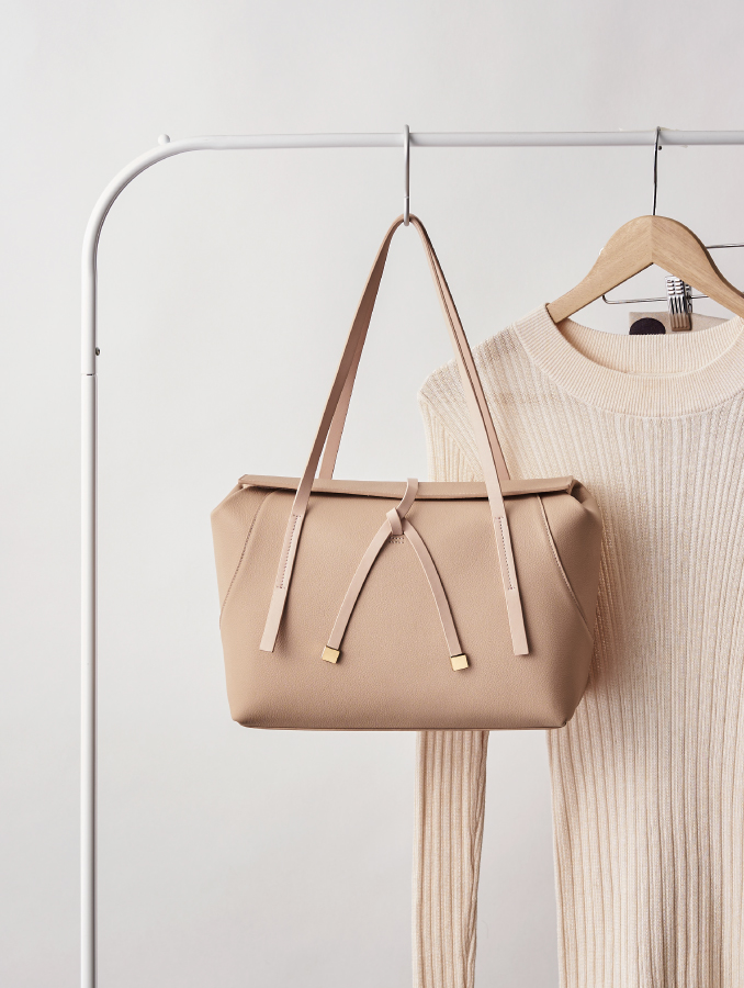 VERA Clair as Handbag