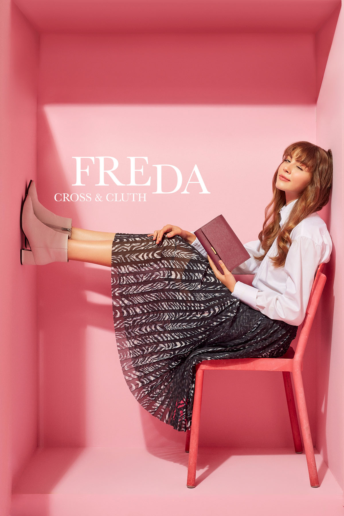VERA Freda in Winery Red, Model Photo 1