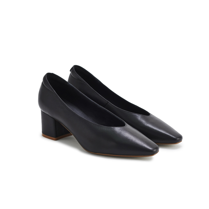 VERA Her Heels in Midnight New York
