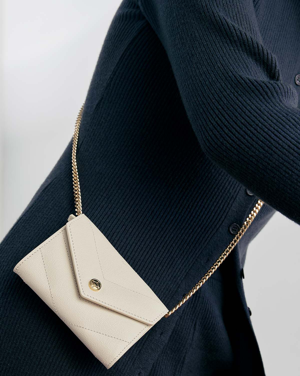 VERA CAVIAR Envelop Wallet in Oyster กระเป๋าสตางค์ทรง envelop ทำจากหนังแท้ลาย Caviar สี Oyster