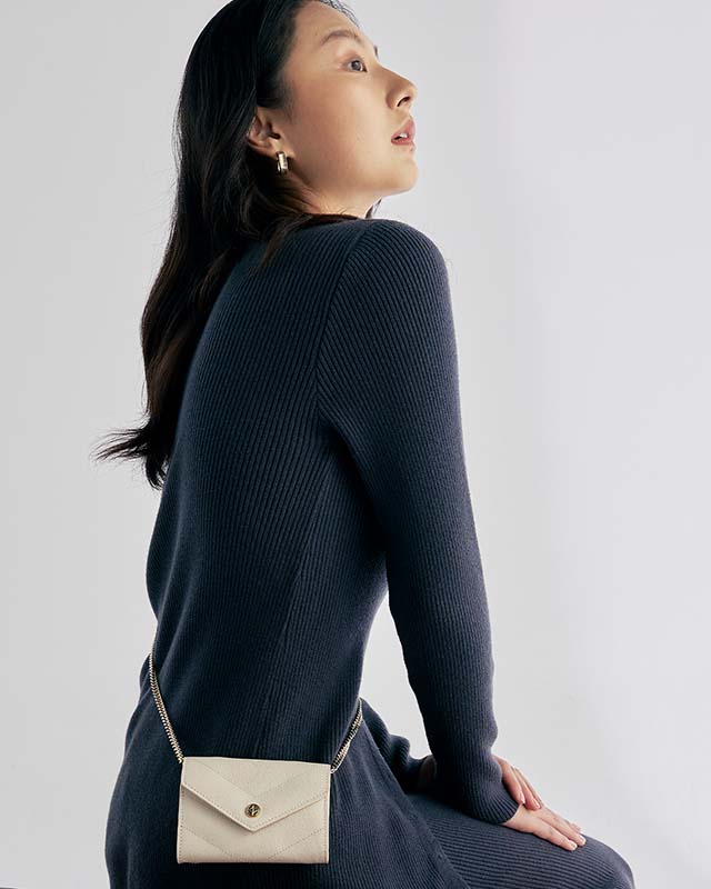 VERA CAVIAR Envelop Wallet in Oyster กระเป๋าสตางค์ทรง envelop ทำจากหนังแท้ลาย Caviar สี Oyster