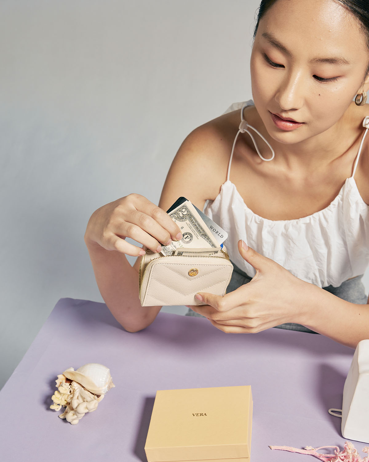 VERA CAVIAR Zipped Wallet in Oyster กระเป๋าสตางค์ซิปรอบ อยู่ทรงสวย ทำจากหนังแท้ลาย Caviar สี Oyster