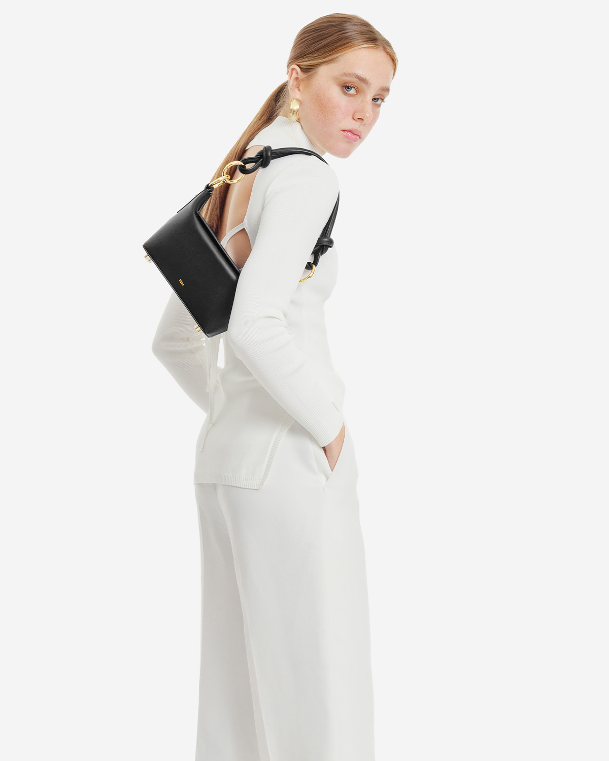 กระเป๋าคล้องไหล่และสะพายข้างหนังแท้ VERA COCO box Leather Shoulder and Crossbody Bag สี Black