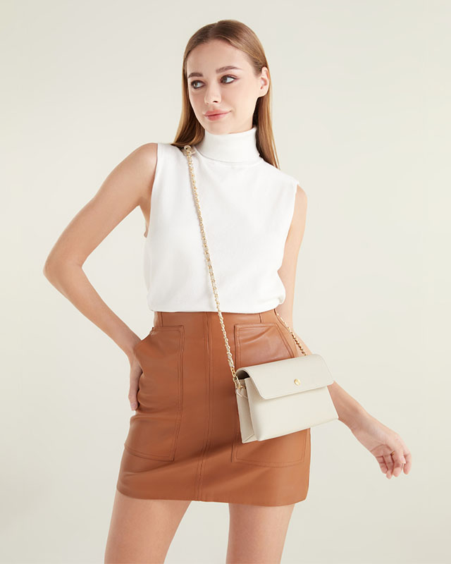 VERA Emily Crossbody with Leather Braided Gold Chain in Calming Beige กระเป๋าสะพายข้างหนังแท้ พร้อมสายโซ่สีทองร้อยหนัง สีเบจ