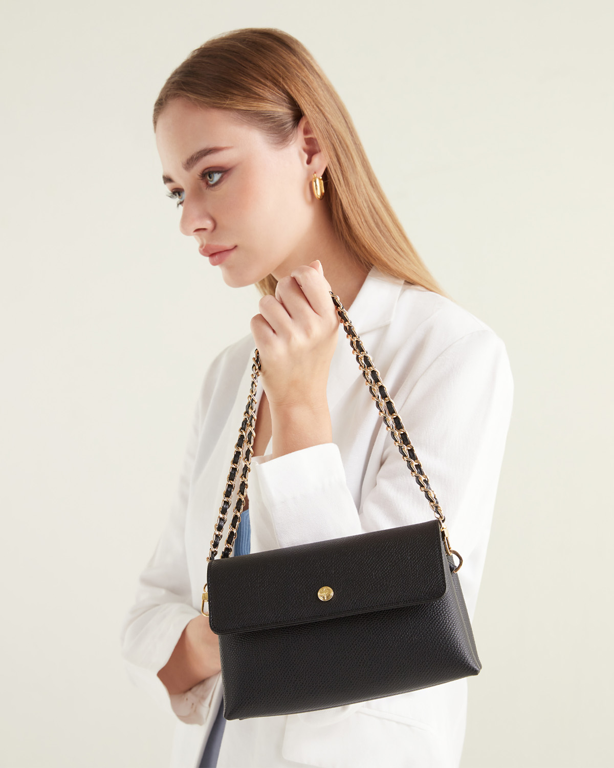 VERA Emily Crossbody with Leather Braided Gold Chain in Powerful Black กระเป๋าสะพายข้างหนังแท้ พร้อมสายโซ่สีทองร้อยหนัง สีดำ