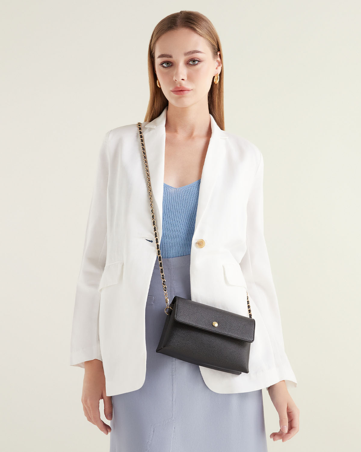 VERA Emily Crossbody with Leather Braided Gold Chain in Powerful Black กระเป๋าสะพายข้างหนังแท้ พร้อมสายโซ่สีทองร้อยหนัง สีดำ