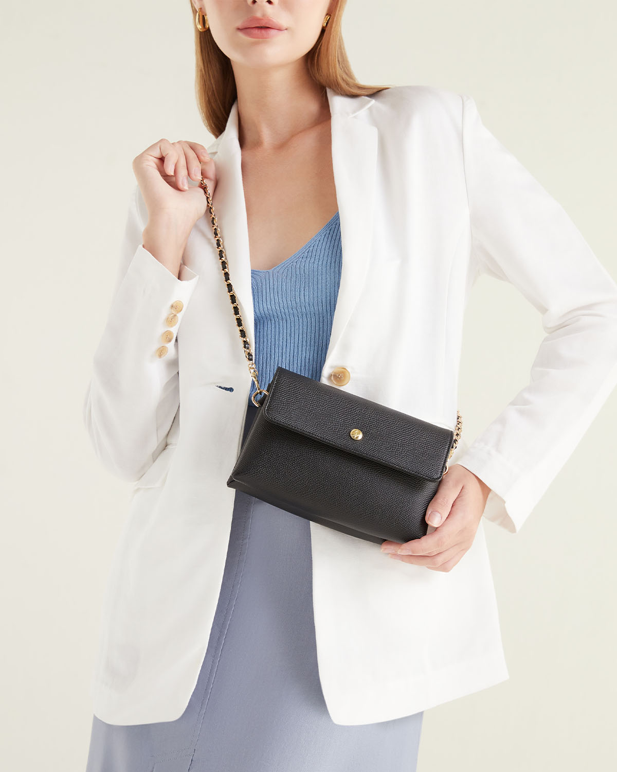 VERA Emily Crossbody with Leather Braided Gold Chain in Powerful Black กระเป๋าสะพายข้างหนังแท้ พร้อมสายโซ่สีทองร้อยหนัง สีดำ