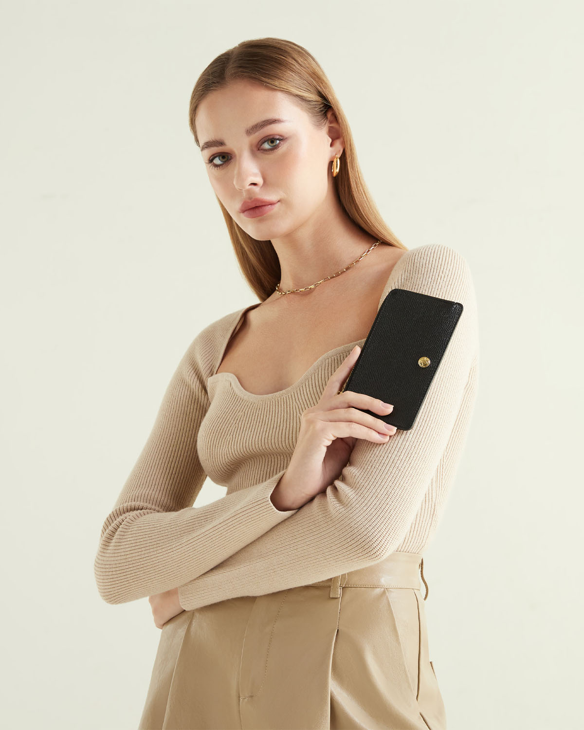 VERA Emily Long Card Holder in Powerful Black กระเป๋าใส่บัตรหนังแท้ ทรงยาว พร้อมช่องซิบ สีดำ