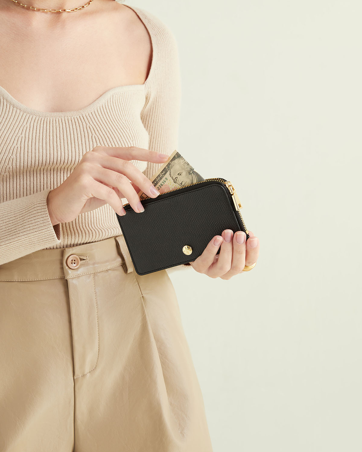 VERA Emily Long Card Holder in Powerful Black กระเป๋าใส่บัตรหนังแท้ ทรงยาว พร้อมช่องซิบ สีดำ