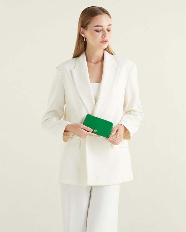 VERA Emily Long Card holder in Confident Green กระเป๋าใส่บัตรหนังแท้ ทรงยาว พร้อมช่องซิบ สีเขียว