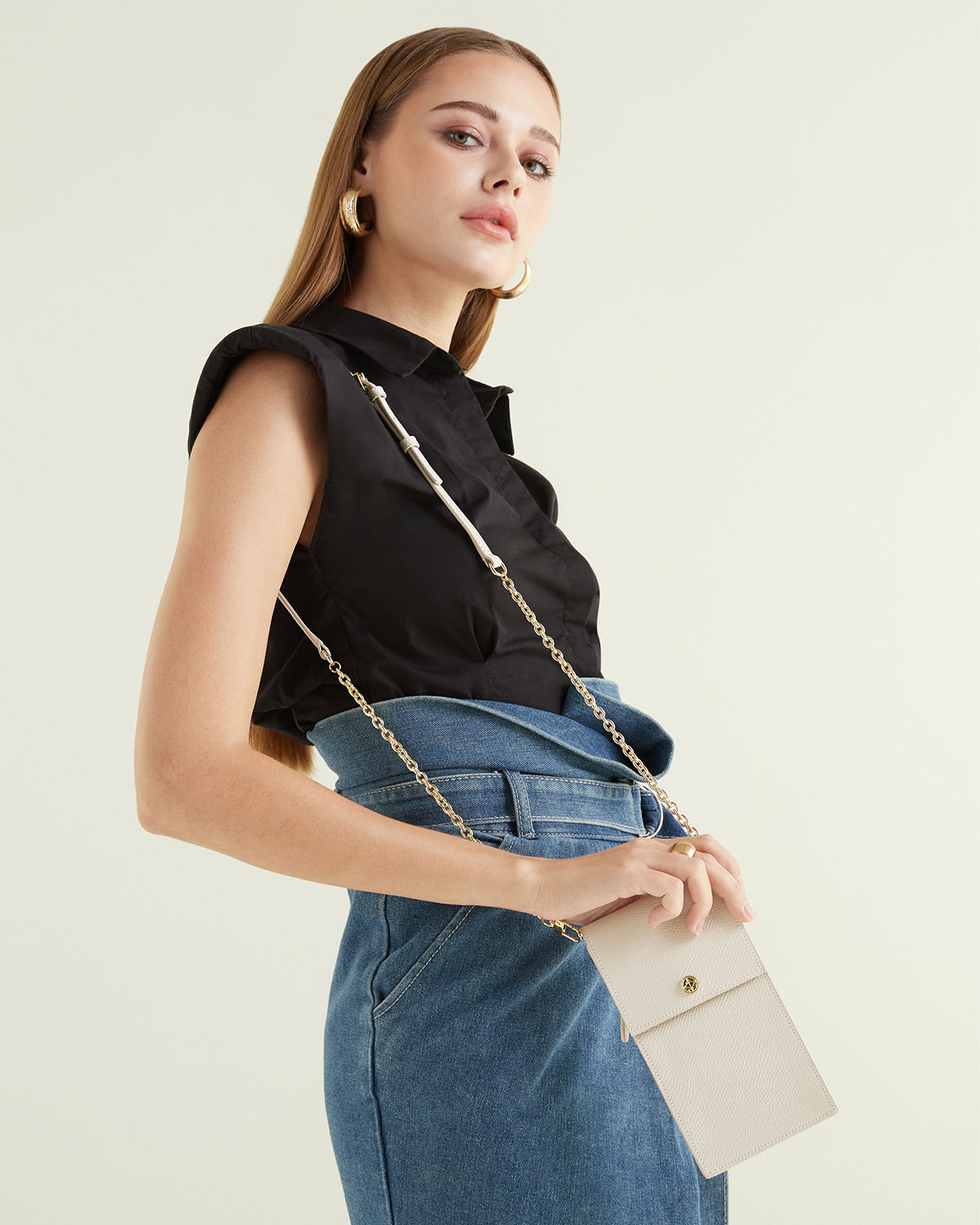 VERA Emily Phone Pouch with Leather Gold Chain in Calming Beige กระเป๋าใส่โทรศัพท์หนังแท้ พร้อมฟังก์ชั่นกระเป๋าสตางค์ มาพร้อมสายสะพายโซ่หนังถอดได้ สีเบจ