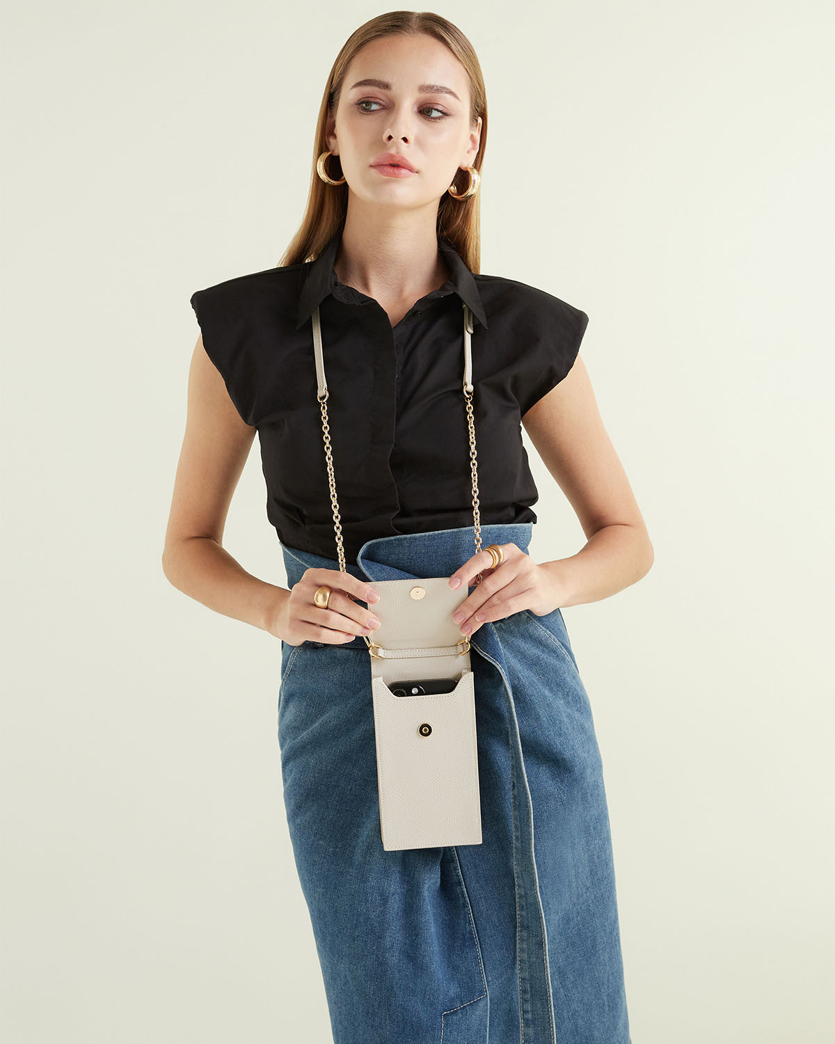 VERA Emily Phone Pouch with Leather Gold Chain in Calming Beige กระเป๋าใส่โทรศัพท์หนังแท้ พร้อมฟังก์ชั่นกระเป๋าสตางค์ มาพร้อมสายสะพายโซ่หนังถอดได้ สีเบจ