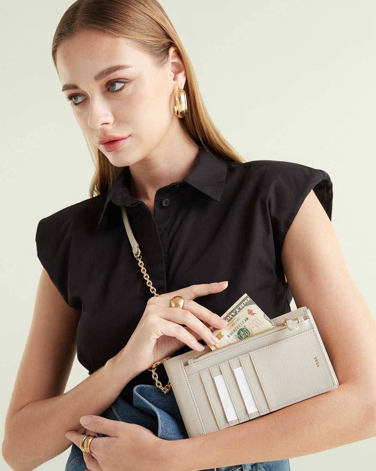 VERA Emily Phone Pouch with Leather Gold Chain in Calming Beige กระเป๋าใส่โทรศัพท์หนังแท้ พร้อมฟังก์ชั่นกระเป๋าสตางค์ มาพร้อมสายสะพายโซ่หนังถอดได้ สีเบจ
