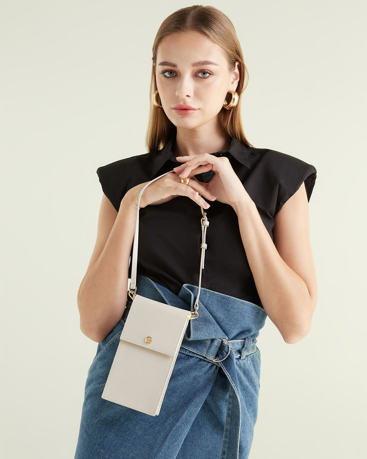 VERA Emily Phone Pouch with Leather Gold Chain in Calming Beige กระเป๋าใส่โทรศัพท์หนังแท้ พร้อมฟังก์ชั่นกระเป๋าสตางค์ มาพร้อมสายสะพายโซ่หนังถอดได้ สีเบจ