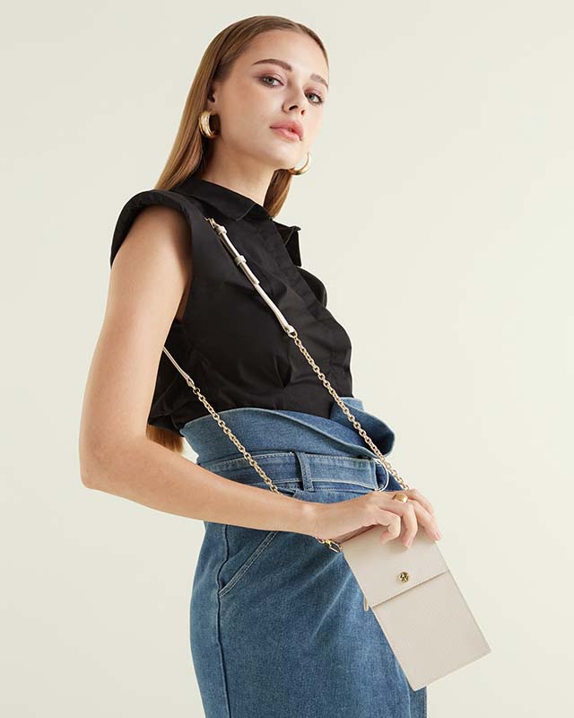 VERA Emily Phone Pouch with Leather Gold Chain in Calming Beige กระเป๋าใส่โทรศัพท์หนังแท้ พร้อมฟังก์ชั่นกระเป๋าสตางค์ มาพร้อมสายสะพายโซ่หนังถอดได้ สีเบจ