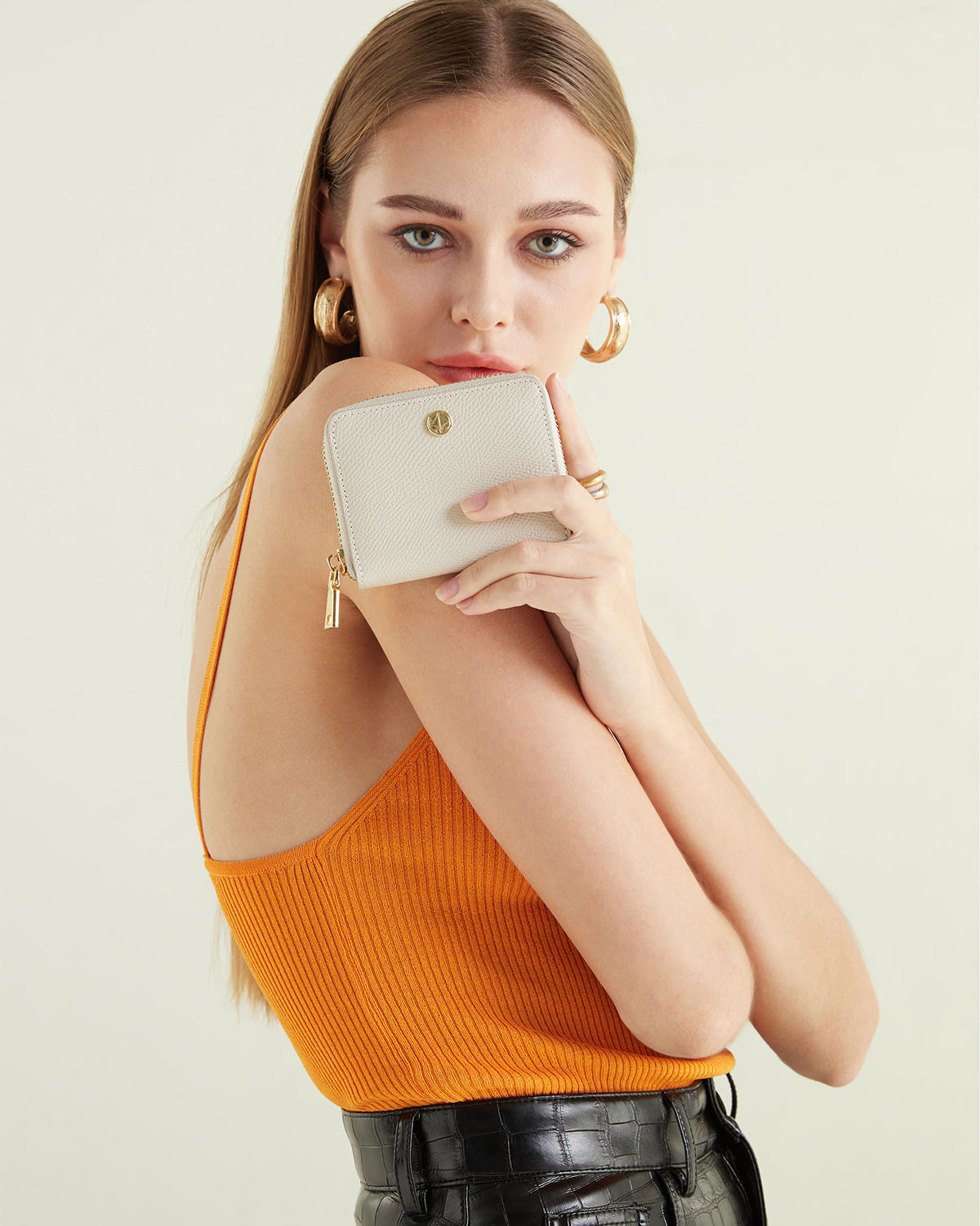 VERA Emily Zipped Wallet in Calming Beige กระเป๋าสตางค์หนังแท้ ทรงสั้น ซิปรอบ สีเบจ