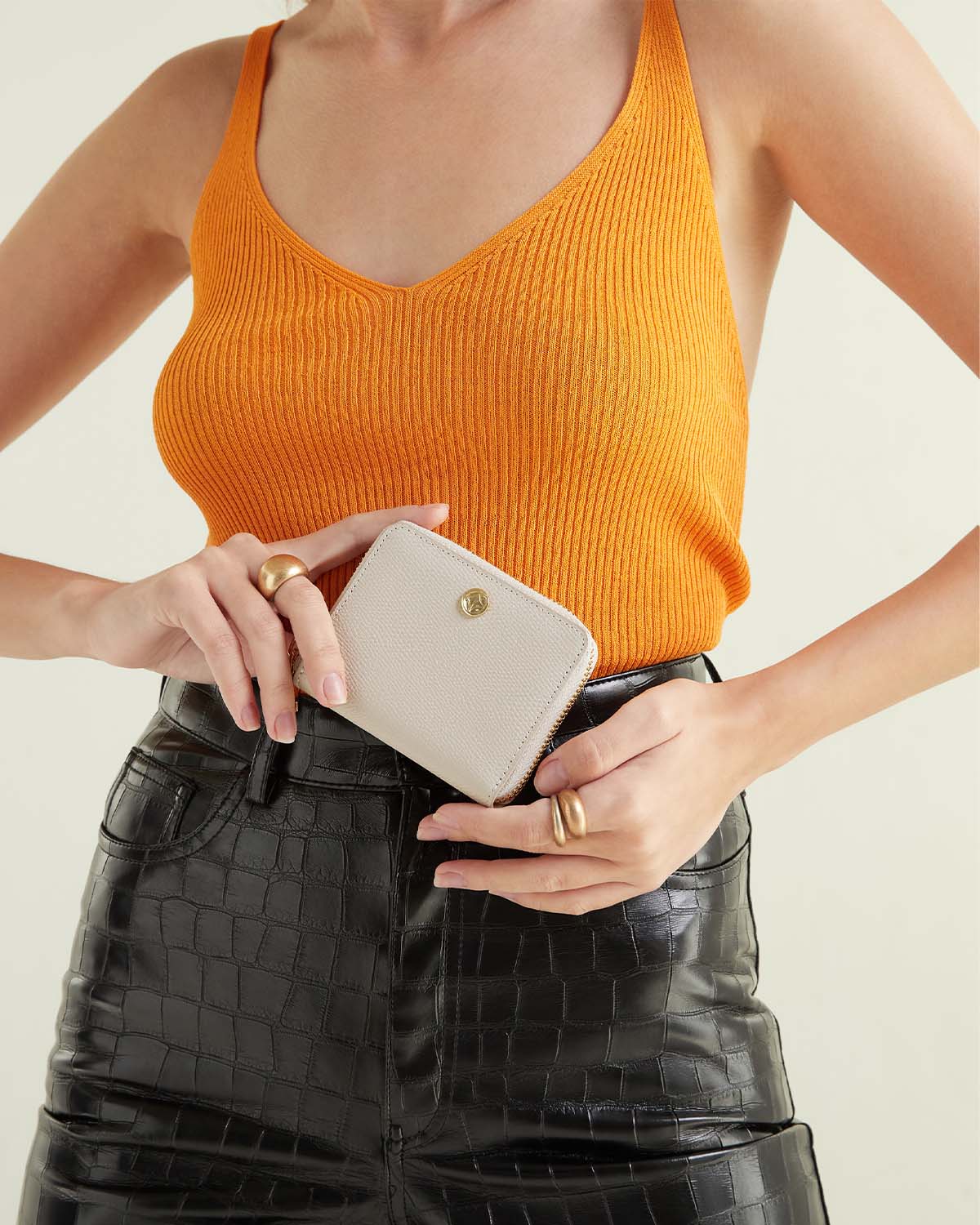 VERA Emily Zipped Wallet in Calming Beige กระเป๋าสตางค์หนังแท้ ทรงสั้น ซิปรอบ สีเบจ