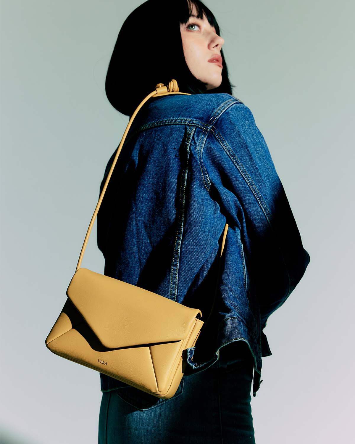 กระเป๋าสะพายข้างหนังแท้ VERA Enveloppe Leather Shoulder & Crossbody bag สี English Mustard