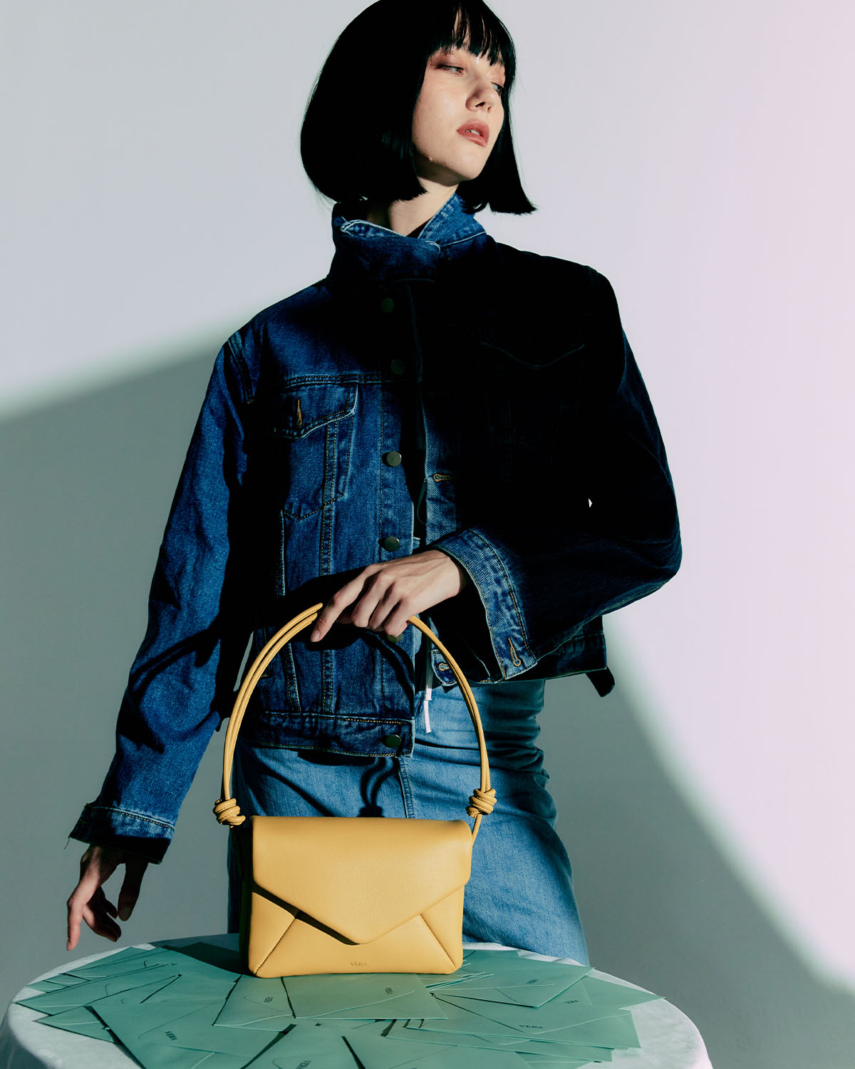 กระเป๋าสะพายข้างหนังแท้ VERA Enveloppe Leather Shoulder & Crossbody bag สี English Mustard