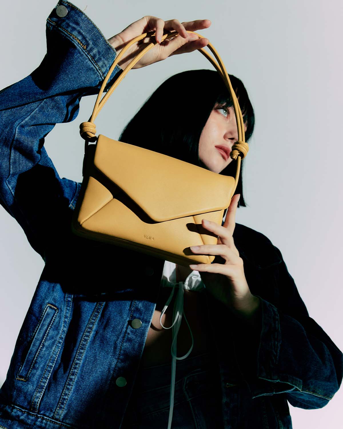 กระเป๋าสะพายข้างหนังแท้ VERA Enveloppe Leather Shoulder & Crossbody bag สี English Mustard