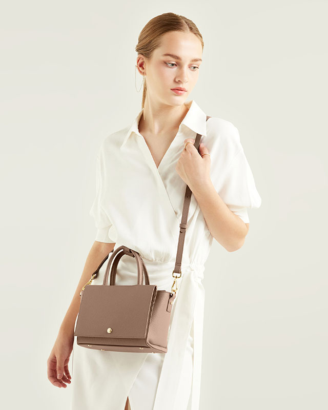 กระเป๋าถือหนังแท้ VERA Heidi Leather Handbag, ไซส์ 22 สี Wood Rose
