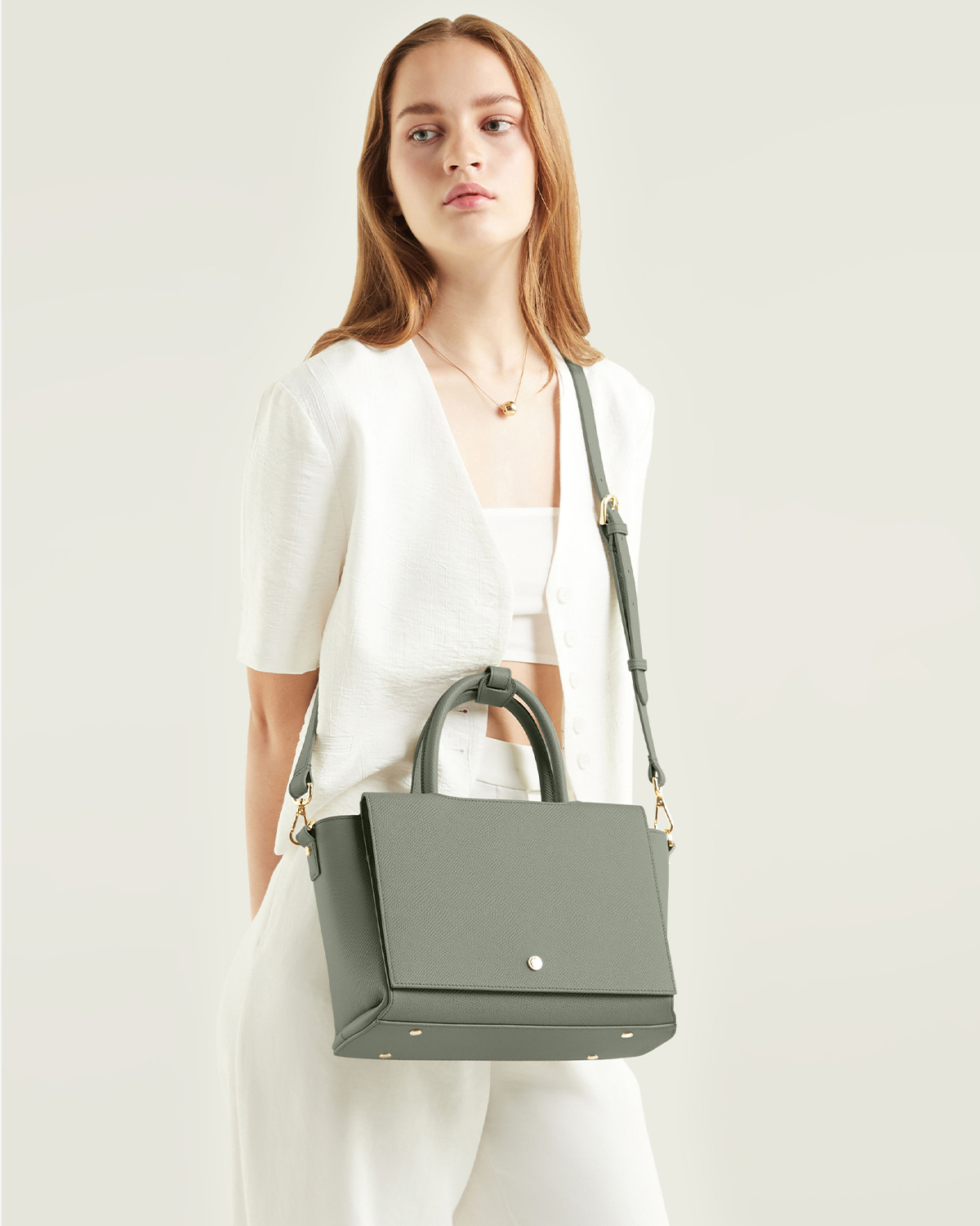 กระเป๋าถือหนังแท้ VERA Heidi Leather Handbag, ไซส์ 28 สี Sage