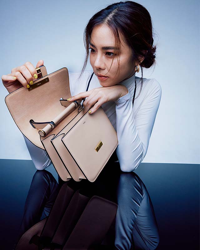 กระเป๋าคล้องไหล่ Shoulder bag หนังแท้ VERA U Edition Letterbox สี Gobi Desert