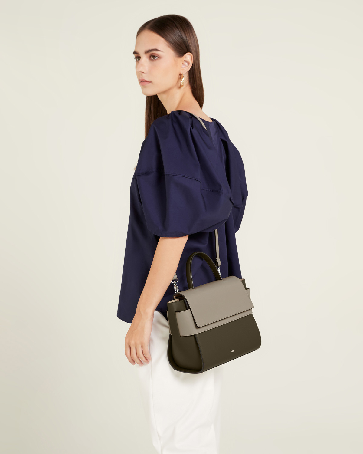 กระเป๋าถือหนังแท้ VERA Margo Leather Handbag, Size 24 สี Olive Green