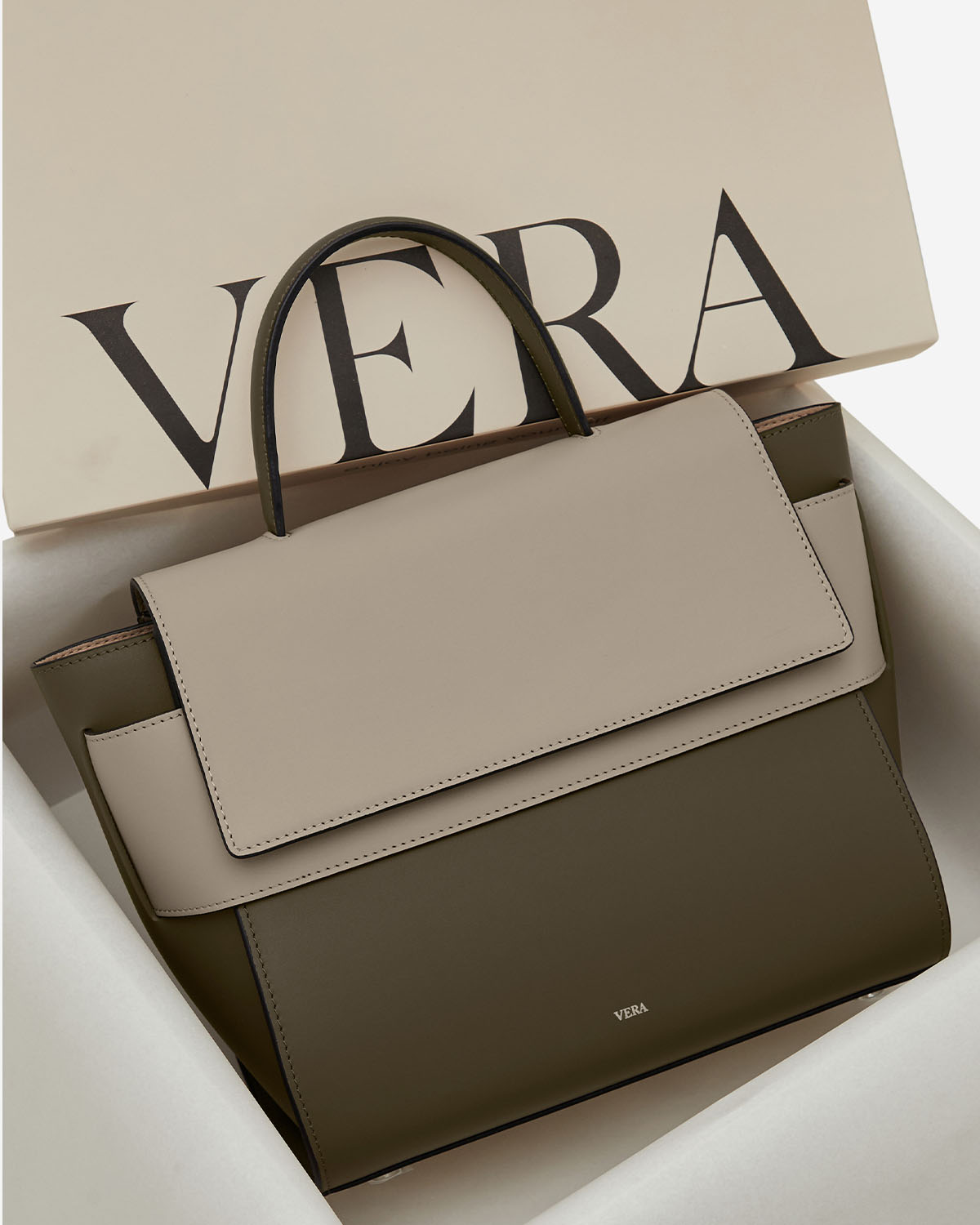 กระเป๋าถือหนังแท้ VERA Margo Leather Handbag, Size 24 สี Olive Green