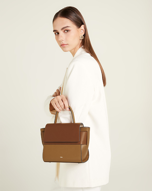กระเป๋าถือหนังแท้ VERA Margo Leather Handbag, Size 20 สี Caramel