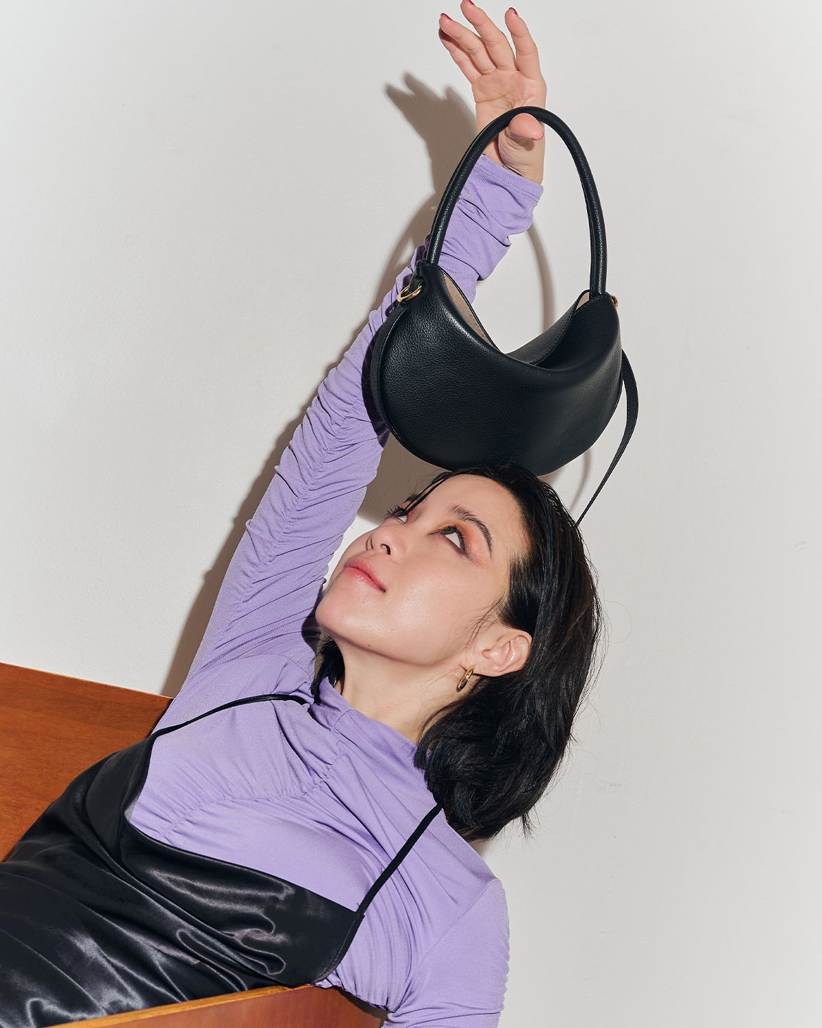 กระเป๋าคล้องไหล่ Shoulder bag หนังแท้ VERA Munne Leather Shoulder Bag สี Black