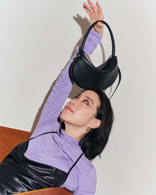 กระเป๋าคล้องไหล่ Shoulder bag หนังแท้ VERA Munne Leather Shoulder Bag สี Black