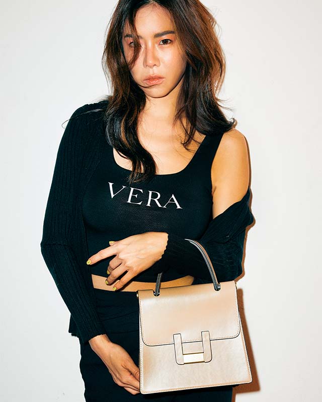 กระเป๋าคล้องไหล่ Shoulder bag หนังแท้ VERA U Edition Roof สี Gobi Desert