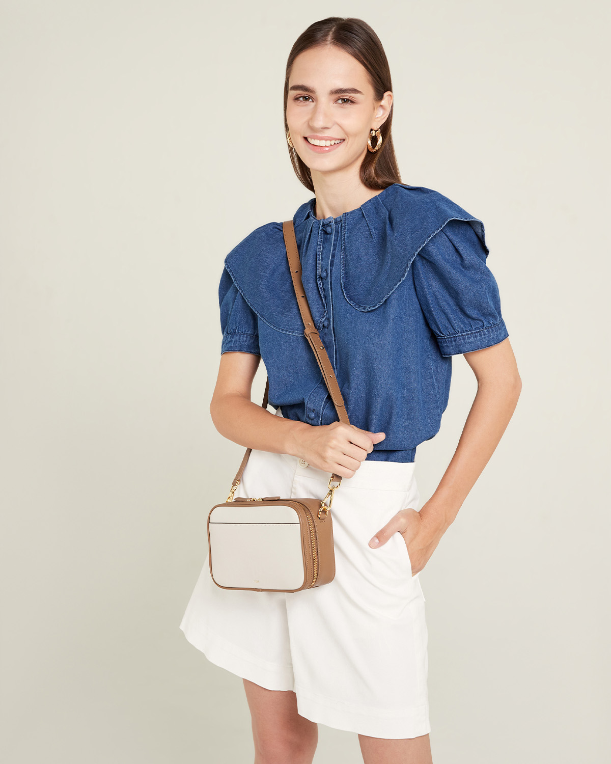 กระเป๋าสะพายข้างหนังแท้ VERA Snack Box Leather Crossbody bag สี Shokupan