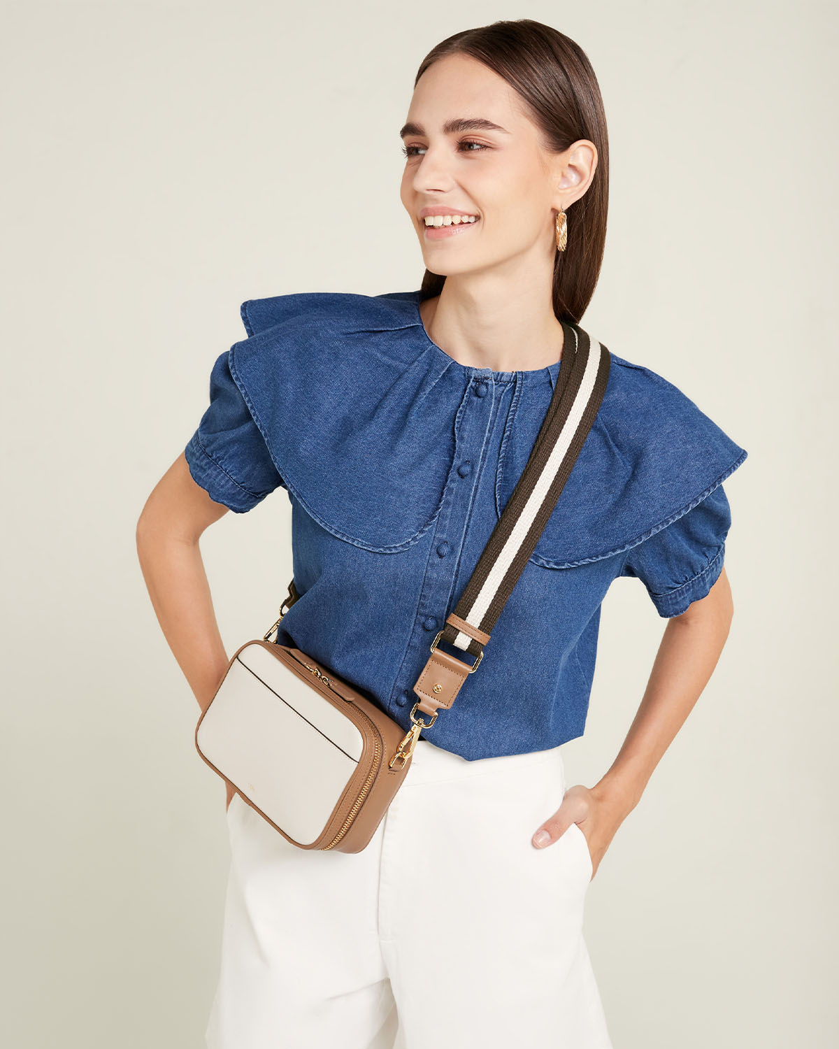 กระเป๋าสะพายข้างหนังแท้ VERA Snack Box Leather Crossbody bag สี Shokupan