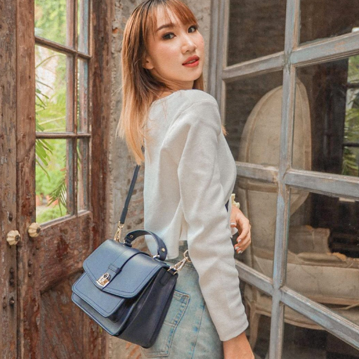 VERA Alexa in Navy Blazer